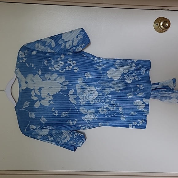 Greige Ladies Top - Picture 3 of 5